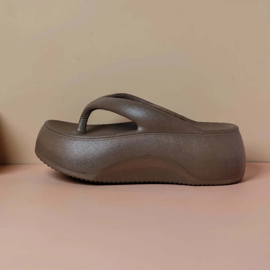 Women’s non-slip flip flops with thick bottom design